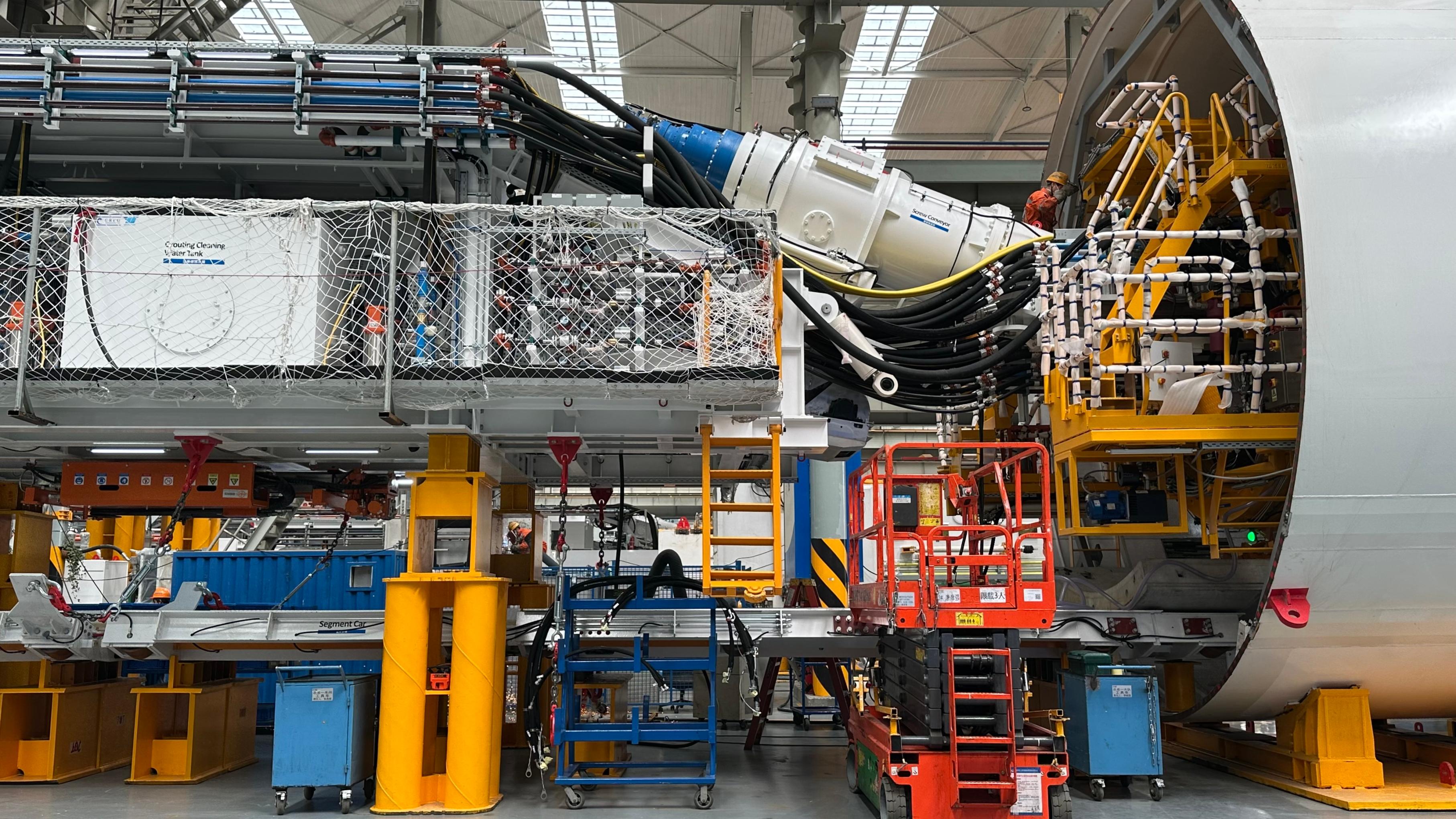 盾构机内部构造。人民网记者 王绍绍摄